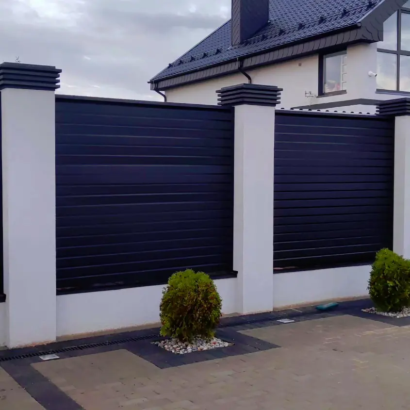 Фото 3 ламели ХайТек RAL9005 МАТТЕ матовый Черный на заборе жалюзи